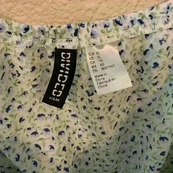 H&M Divided Cropped Smocked Floral puff sleeve - Picture 3 of 6